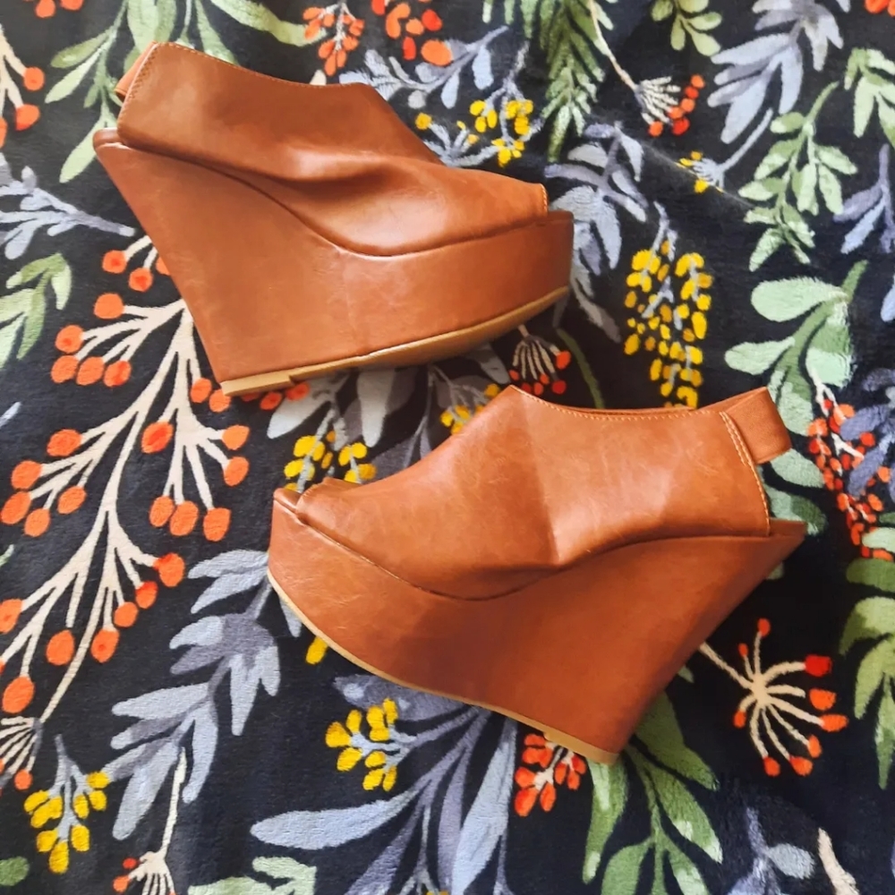 Madden Girl size 8.5M Wallup wedges
